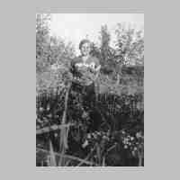 012-0015 Friederikenruh. Hilda Schoen im Blumengarten im Jahre 1938.jpg